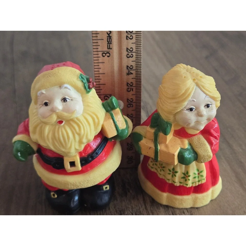 Vintage Hallmark Santa and Mrs Claus Salt and Pepper Shakers Set Red Green 3